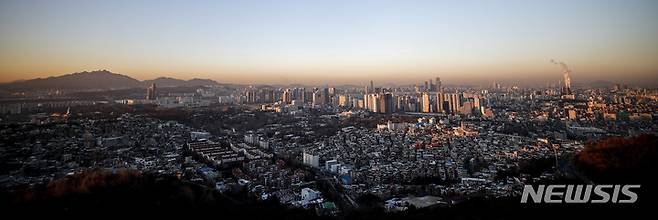 [서울=뉴시스] 정병혁 기자 = 지난 3일 오전 서울 중구 남산에서 서울시내 아파트가 보이고 있다. 정부가 주택 시장 경착륙을 막기 위해 서울 강남 3구와 용산구를 제외하고 모든 지역에 대한 규제지역을 해제하기로 했다. 대통령실과 정부부처 등에 따르면 국토교통부는 이달 추가 규제지역을 해제한다. 조정대상지역에서 풀리면 종합부동산세와 양도소득세 중과가 배제되는 등 세제가 줄어들고, 주택담보대출비율(LTV) 등 대출이 확대되며 재당첨 제한 등 청약 규제도 풀린다. 2023.01.03. jhope@newsis.com