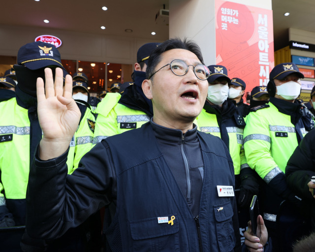 ▲18일 오전 국정원 압수수색이 이루어지고 있는 서울 중구 전국민주노동조합총연맹(민주노총) 서울 사무실 앞에서 한상진 민주노총 대변인이 브리핑하고 있다. ⓒ연합뉴스