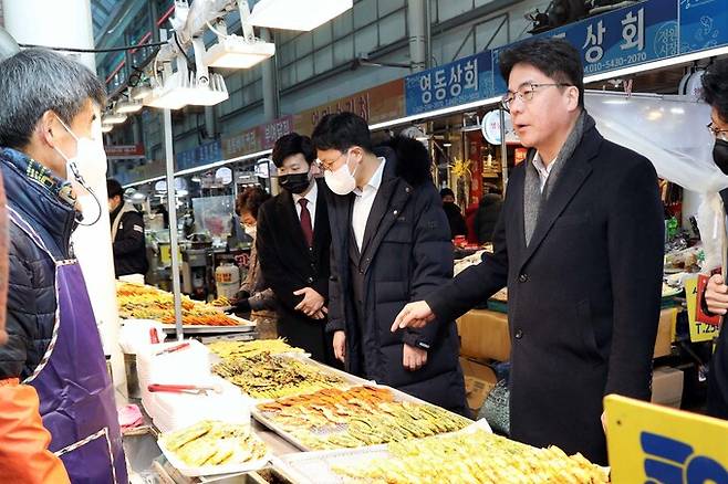 17일 오후 대전중앙시장을 방문하여 시설 등에 전달할 물품을 구매하고 있는 윤태식 관세청장(오른쪽)