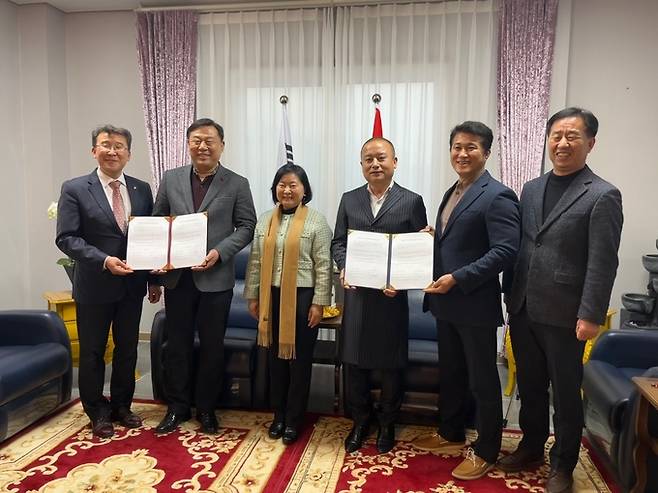 김종훈 울산 동구청장(왼쪽 두 번째)와 푸광 국제 무역 유한회사, 사단법인 한중경제문화교육협회 울산지회 관계자들이 업무협약을 체결한 뒤 기념촬영을 하고 있다. 울산 동구 제공