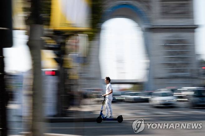 프랑스 파리 개선문 앞에서 전동 킥보드를 타는 남성 [AFP=연합뉴스 자료사진. 재판매 및 DB 금지]