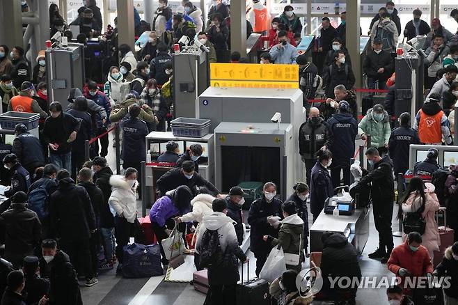 中 상하이 기차역에서 보안 검사 받는 여행객들 중국의 최대 명절 춘제(春節·중국의 설)를 앞둔 지난 1월 16일 상하이 한 기차역의 보안 검색대 주변에 여행객들이 가득한 모습. [로이터=연합뉴스 자료사진. 재판매 및 DB 금지]