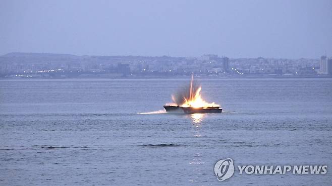 파괴되는 목표물 (테헤란=연합뉴스) 17일(현지시간) 걸프 해역(페르시아만) 일대에서 이란 혁명수비대 해군이 '워게임' 형식의 훈련을 진행하고 있다. 2023.1.18 photo@yna.co.kr [이란 혁명수비대 제공. 재판매 및 DB 금지]