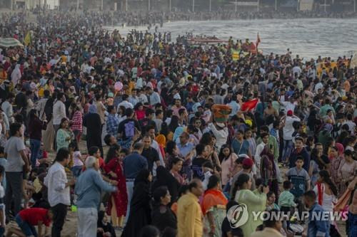 작년 12월 31일 인도 뭄바이 해변에 모인 석양 관람 인파. [AP 연합뉴스 자료사진. 재판매 및 DB 금지]