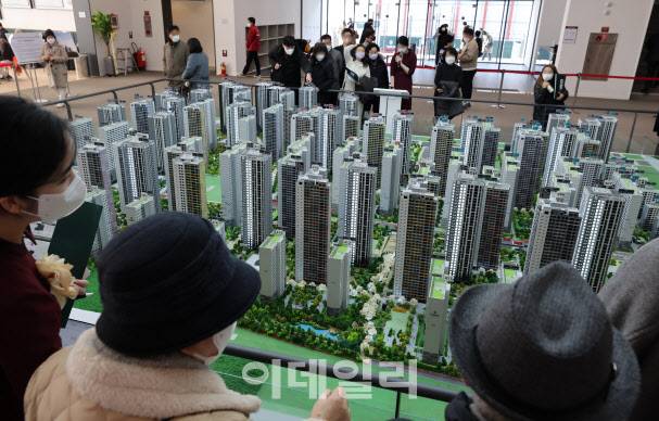 [이데일리 방인권 기자] 서울 강동구 둔촌주공을 재건축 한 ‘올림픽파크 포레온’ 견본주택을 찾은 방문객들이 재건축 단지 모형을 살펴보고 있다.