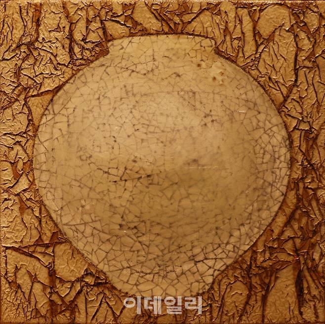 김경현 ‘천년을 담다’(2022), 석채·종이열화, 25×25㎝(사진=무우수갤러리)