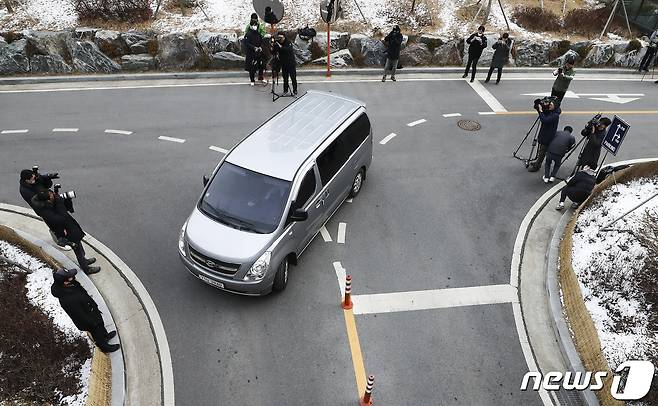 이재명 더불어민주당 대표를 둘러싼 '변호사비 대납 의혹' 사건의 핵심 인물인 김성태 전 쌍방울그룹 회장이 귀국한 17일 오후 경기 수원시 영통구 수원지방검찰청으로 김 전 회장이 탑승한 차량이 들어가고 있다. (공동취재) 2023.1.17/뉴스1 ⓒ News1 김영운 기자