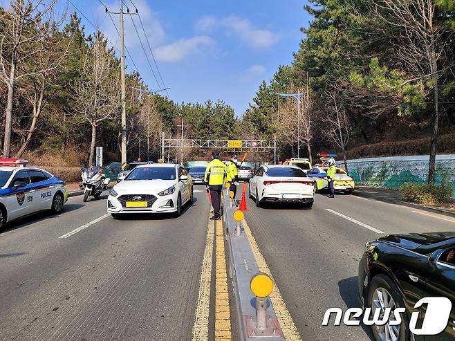 경찰이 지난 18일 경남 창원시 성산구 상담동 상남터널 앞에서 주간시간대 음주운전 단속을 벌이고 있다.(경남경찰청 제공)