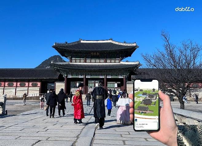 경복궁 앞에서 다비오의 QR기반의 디지털 지도 서비스를 활용하고 있는 모습(다비오 제공)