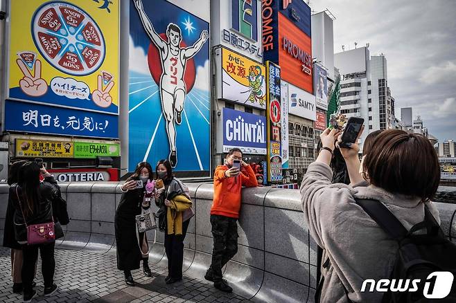 오사카 도톤보리에서 사진 촬영을 하는 관광객들의 모습ⓒ AFP=뉴스1