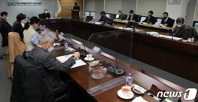 김광동 진실화해를위한과거사정리위원회 위원장이 17일 오전 서울 중구 충무로 위원회 대회의실에서 열린 제50차 전원위원회에서 모두발언을 하고 있다. 2023.1.17/뉴스1 ⓒ News1 이동해 기자