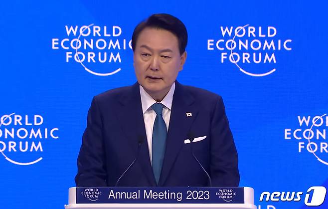 윤석열 대통령이 19일 오전(현지시간) 스위스 다보스에서 열린 2023년 세계경제포럼(World Economic Forum, 다보스포럼) 연차총회에서 특별연설을 하고 있다. (WEF 홈페이지 캡쳐) 2023.1.19/뉴스1 ⓒ News1 안은나 기자