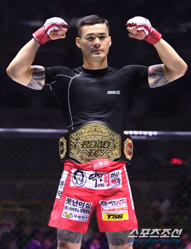 '로드몰 ROAD FC 058' 대회가 3일 창원 체육관에서 열렸다. 미들급 타이틀 결정전에서 승리한 황인수가 챔피언 트로피를 차고 포즈 취하고 있다. 창원=정재근 기자 cjg@sportschosun.com/2021.7.3/