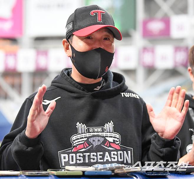 2022 KBO리그 포스트시즌 플레이오프 4차전 LG 트윈스와 키움 히어로즈의 경기가 28일 고척스카이돔에서 열린다. LG 류지현 감독이 인터뷰를 하고 있다. 고척=박재만 기자 pjm@sportschosun.com/2022.10.28/