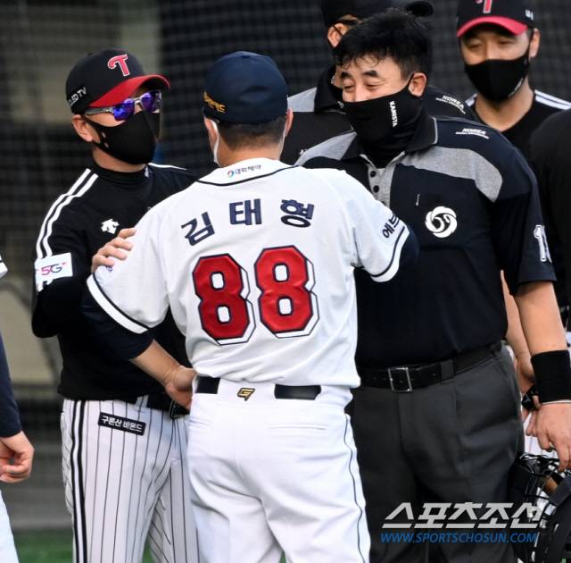 2021 KBO리그 LG 트윈스와 두산 베어스의 경기가 11일 잠실야구장에서 열렸다. 4회초 시작 전 LG 류지현 감독과 두산 김태형 감독이 그라운드로 나와 이야기를 하고 있다. 잠실=허상욱 기자 wook@sportschosun.com/2021.09.11/