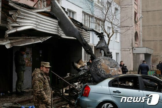 18일(현지시간) 우크라이나 키이우 외곽에 위치한 헬기가 추락해 우크라이나 내무장관을 비롯한 18명이 사망했다. © 로이터=뉴스1