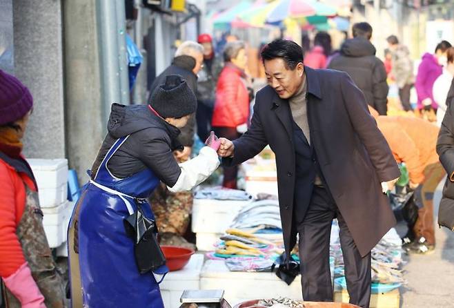 곡성군은 오는 21일까지 설 명절 대비 전통시장 특별 장보기 행사를 진행한다［사진제공=곡성군］