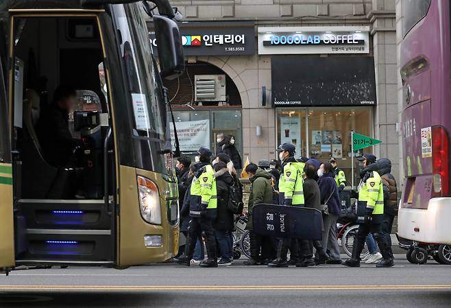 전국장애인차별철폐연대(전장연) 등 장애인 단체 활동가들이 19일 오후 서울 서초구 남부터미널 앞에서 시외버스 이동권 보장을 촉구하는 행진을 하고 있다. /뉴시스