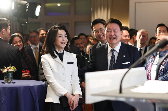 윤석열 대통령과 김건희 여사가 18일(현지 시각) 다보스 아메론 호텔에서 열린 '한국의 밤' 행사에 참석하고 있다. /연합뉴스