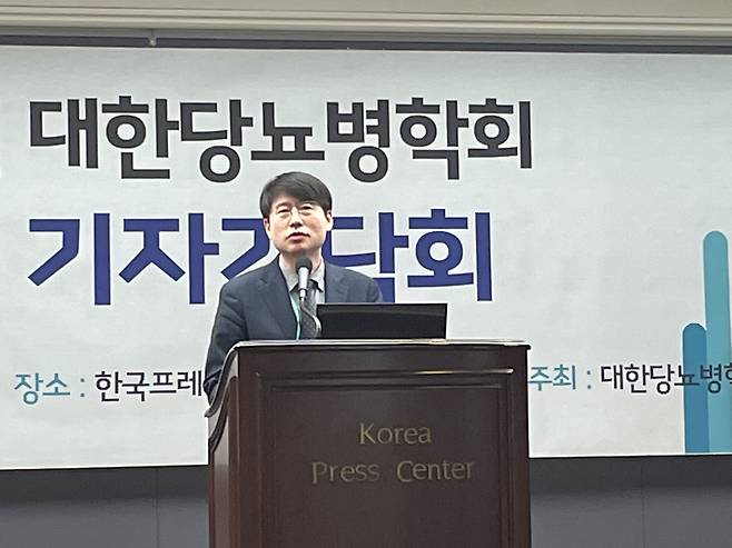 대한당뇨병학회 원규장 이사장이 19일 서울 프레스센터에서 열린 신년 기자간담회에서 발표하고 있다./김명지 기자