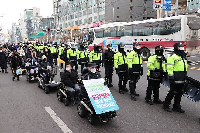 전국장애인차별철폐연대 회원들이 19일 오후 서울 서초구 남부터미널 인근에서 시외버스 이동권 보장을 주장하며 행진하고 있다. /연합뉴스