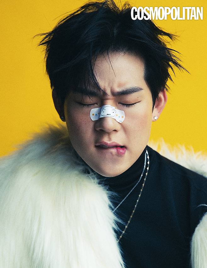 에코 퍼 코트 6백25만원, 터틀넥 1백65만원 모두 돌체앤가바나. 목걸이 (위부터)29만원대 트렌카디즘. 9만원대 키픔. 귀고리 본인 소장품.