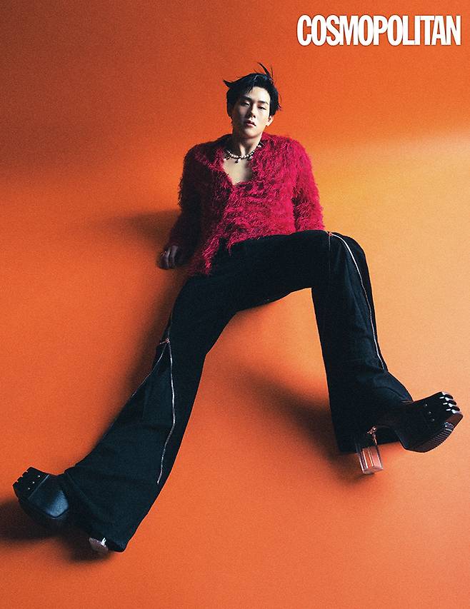 셔츠 27만8천원 레이블리스. 팬츠, 슈즈 모두 가격미정 릭오웬스. 목걸이 가격미정 돌체앤가바나. 반지 3만8천원 센티멍.