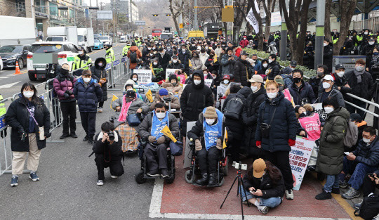 전국장애인차별철폐연대(전장연) 회원들이 19일 오후 서울 서초구 남부터미널 앞에서 시외버스 이동권 촉구 집회를 열고 있다.<연합뉴스>