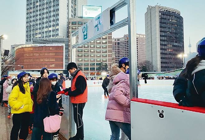 메인 스케이트장 입구에서 직원이 차례대로 검표를 진행 중이다.