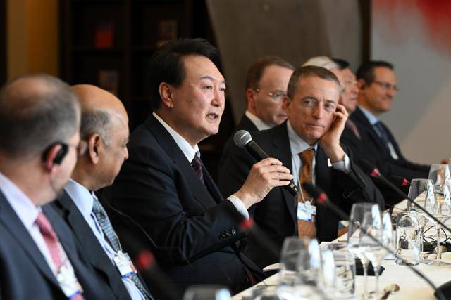 다보스포럼 참석차 스위스를 방문 중인 윤석열 대통령이 18일(현지시간) 다보스 시내 한 호텔에서 열린 '글로벌 CEO와의 오찬'에서 발언하고 있다. 다보스=뉴시스