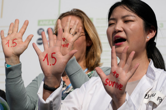 지난해 이집트에서 유엔 기후변화당사국총회(COP27)가 열리는 동안 시위대가 ‘생존을 위한 1.5도’라고 쓴 손바닥을 보여주며 기후 위기 대응과 탄소중립 실현을 위한 지구 온도 1.5도 상승 폭 억제를 외치고 있다. [사진=샤름 엘 셰이크=AP/뉴시스]