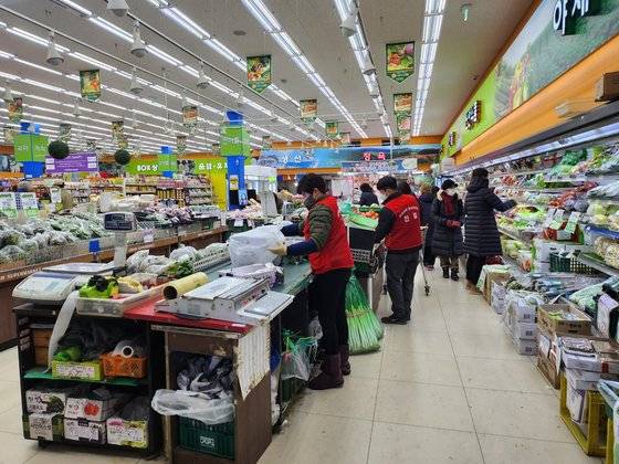 18일 오후 고양시에 있는 이플러스마트 모습. 직원 28명 중 12명이 주 60시간 넘게 근무한다. [사진 이플러스마트]