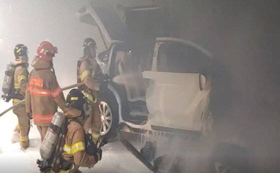 2020년 12월 서울 용산구 아파트 지하 주차장에서 발생한 테슬라 모델X 화재 사망사고 당시 모습. 연합뉴스