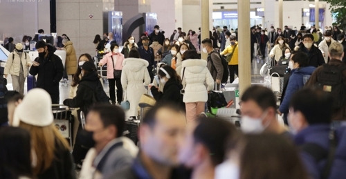 설 연휴를 이틀 앞둔 19일 오전 인천국제공항 제1여객터미널이 인파로 붐비고 있다. [사진 제공 = 연합뉴스]