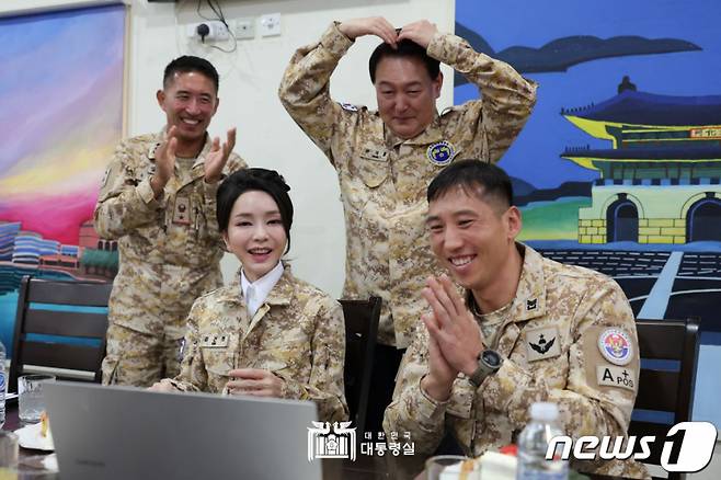 (서울=뉴스1) 안은나 기자 = 윤석열 대통령과 김건희 여사가 15일 오후(현지시간) 아랍에미리트(UAE) 아크부대를 찾아 장병 가족과 화상통화를 하고 있다. (대통령실 홈페이지) 2023.1.16/뉴스1  Copyright (C) 뉴스1. All rights reserved. 무단 전재 및 재배포 금지.