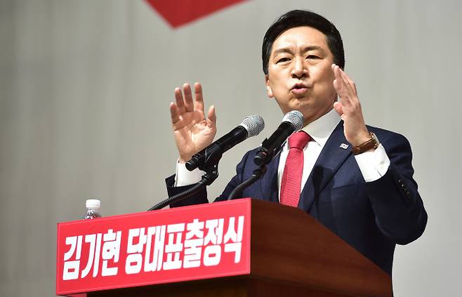 국민의힘 당권주자 김기현 의원이  "1차 투표에서 과반을 할 수 있는 기대를 가지고 있다"며 자신감을 드러냈다. 사진은 지난 14일 경북 구미복합스포츠센터에서 열린 당대표 후보 출정식에서 연설하는 김기현 의원. /사진=뉴시스