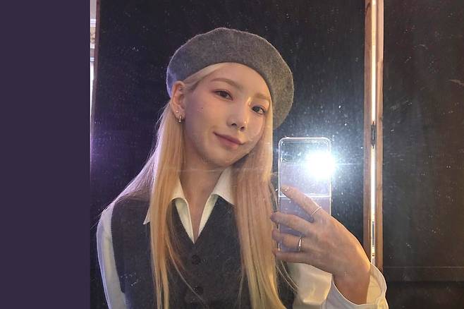 소녀시대 태연이 삼성전자 ‘갤럭시 Z플립3’로 셀카를 찍고 있는 모습. [태연 인스타그램]