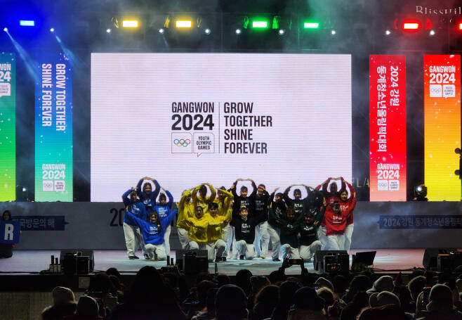 19일 저녁 평창 용평스키장에서 열린 윈터코리아페스티벌 개막식. 2024 강원 동계청소년올림픽대회 주제곡인 ‘위 고 하이(We Go High)에 맞춰 한국의 전문댄서, 드림프로젝트 외국인 청소년들이 춤을 추면서 하트 모양을 만들고 있다.
