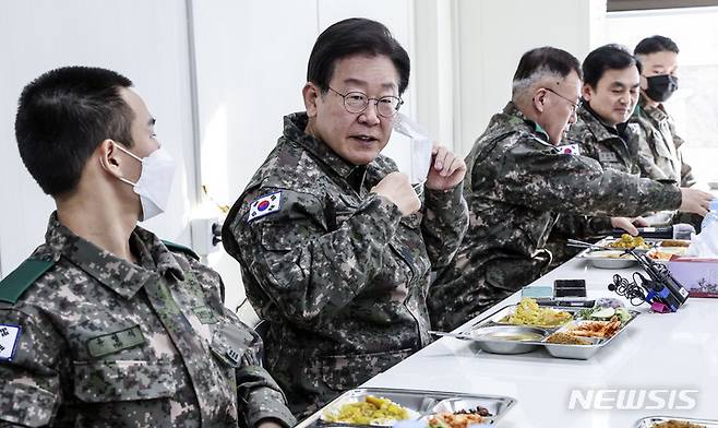 [서울=뉴시스] 국회사진기자단 = 이재명 더불어민주당 대표가 19일 경기도 파주 소재 방공부대를 방문해 단거리 지대공 유도미사일 천마 등을 살펴본 뒤 부대 식당에서 식사 전 마스크를 벗고 있다. 2023.01.19. photo@newsis.com
