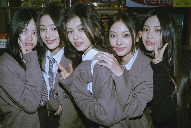 데뷔 6개월 여만에 미국 빌보드 메인 싱글 차트 '핫 100'에 데뷔한 뉴진스. 어도어 제공