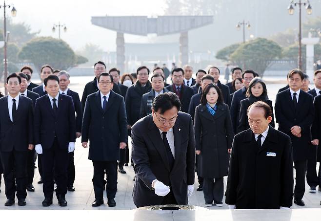 정진석 국민의힘 비상대책위원장과 비대위원들이 19일 오전 광주 북구 국립 5·18 민주묘지를 참배하고 있다. 연합뉴스