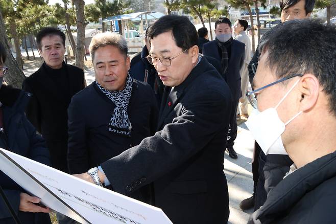 주낙영 시장이 연동항 어촌뉴딜 300사업 현장을 방문해 사업개요 현황을 확인하고 있다. 경주시 제공