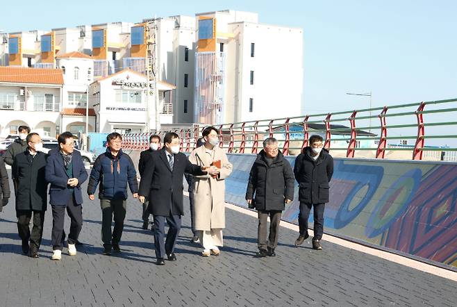 주낙영 시장이 연동항 어촌뉴딜 300사업장을 방문해 현장을 둘러보고 있다. 경주시 제공