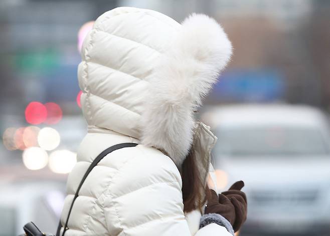 지난 17일 오전 서울 종로구 광화문네거리에서 시민이 두꺼운 옷을 입고 발걸음을 옮기고 있다. 뉴스1