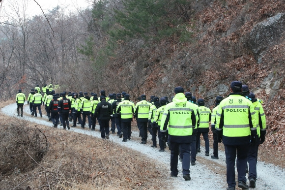 18일 오전 경북 김천시 농소면 한 야산에서 경북경찰청 기동대가 전날 오후 사드(THAAD·고고도 미사일 방어체계) 기지 외곽에서 발견돼 전파교란(재밍) 장비를 활용한 대응작전에 의해 추락한 비행체(드론) 수색을 재개하고 있다. 2023.1.18 뉴스1