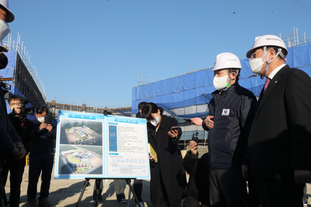 원희룡 국토교통부 장관이 지난 12일 부산 강서구 명문초등학교에서 공사 현장을 점검하고 있다. 당초 3월 개교 예정이었던 이 학교는 민주노총 집회와 화물연대 파업 등의 영향으로 공사가 예정보다 80일 정도 늦어졌다. /연합뉴스