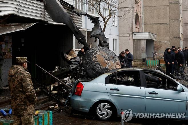 키이우 외곽에 헬리콥터 추락…16명 사망 (브로바리 로이터=연합뉴스) 18일(현지시간) 우크라이나 수도 키이우 외곽 브로바리 주거 지역에 헬리콥터가 추락한 모습. 경찰 당국은 이번 사고로 데니스 모나스티르스키 내무부 장관과 예브게니 에닌 내무부 제1차관을 포함해 16명이 숨졌다고 밝혔다. 추락 원인은 아직 밝혀지지 않았다. 2023.01.18 ddy04002@yna.co.kr