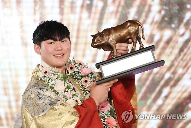 오창록, 설날 씨름대회 한라장사 등극 (서울=연합뉴스) 31일 경기도 수원체육관에서 열린 ‘위더스제약 2022 설날장사씨름대회’ 한라장사(105kg이하)에 등극한 오창록(영암군민속씨름단)이 황소트로피를 들고 기념사진을 찍고 있다. 2022.1.31 [대한씨름협회 제공. 재판매 및 DB금지] photo@yna.co.kr