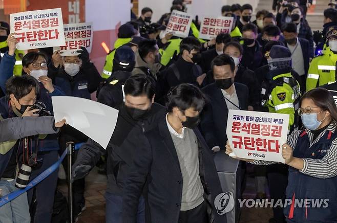 민주노총 압수수색 마친 국정원 (서울=연합뉴스) 윤동진 기자 = 국가정보원이 18일 오후 서울 중구 전국민주노동조합총연맹(민주노총) 서울 사무실 압수수색을 마친 후 압수물이 든 상자를 들고 나서고 있다. 2023.1.18 mon@yna.co.kr