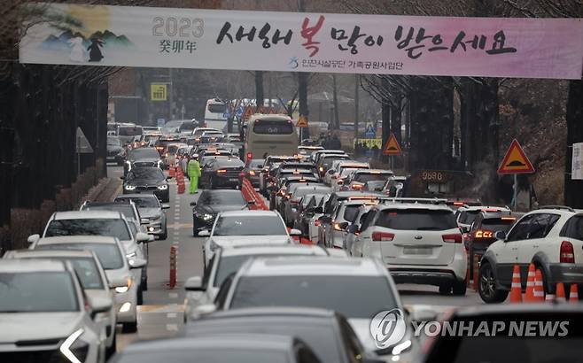 설 연휴 일주일 앞두고 '미리 성묘' (인천=연합뉴스) 한종찬 기자 = 설 연휴를 일주일 앞둔 15일 오후 인천시 부평구 부평동 인천가족공원을 찾은 시민들이 차량을 타고 줄지어 입장하고 있다. 인천시는 올해 설 연휴 기간 인천가족공원을 정상 개방할 계획이다. 설날인 오는 22일에는 인천가족공원 입구부터 차량 진입이 전면 통제되며 성묘객 편의를 위해 부평삼거리역∼인천가족공원 무료 셔틀버스를 오전 8시부터 오후 5시까지 2분 간격으로 운행한다. 2023.1.15 saba@yna.co.kr